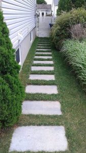 Chemain en dalle de côté de maison - Aménagement Paysagement Goyer Rive-Sud